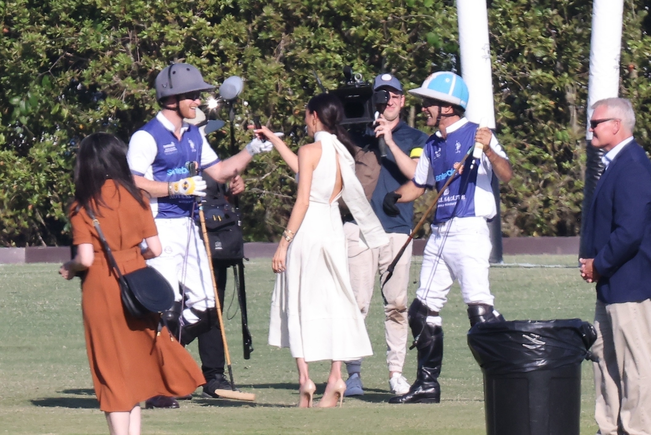 Пара была окружена съемочной группой на благотворительном мероприятии Royal Salute Polo Challenge в рамках сбора средств в Сентебале во Флориде.