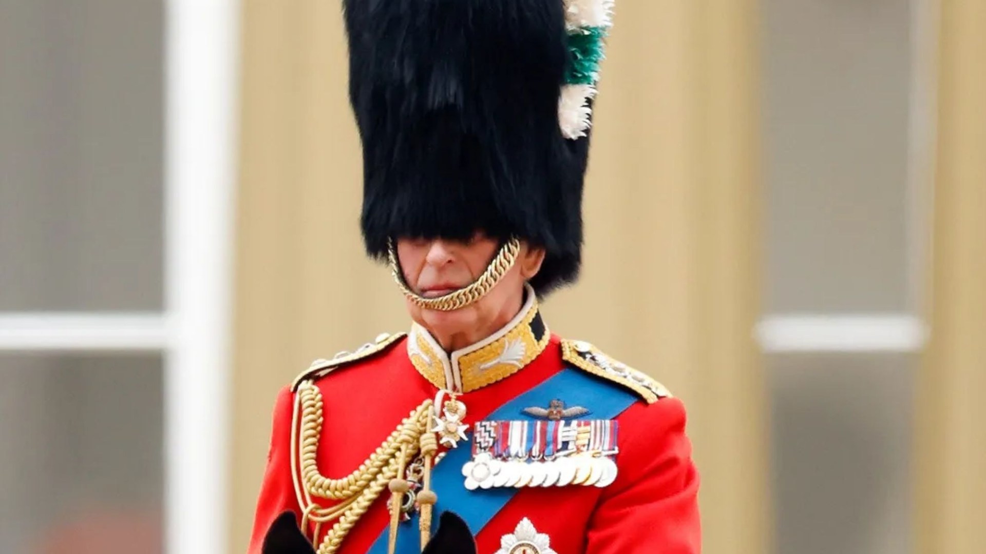 Король Чарльз замышляет трюк, чтобы поддержать нацию в Trooping The Color, но врачи могут сорвать его после диагноза рака