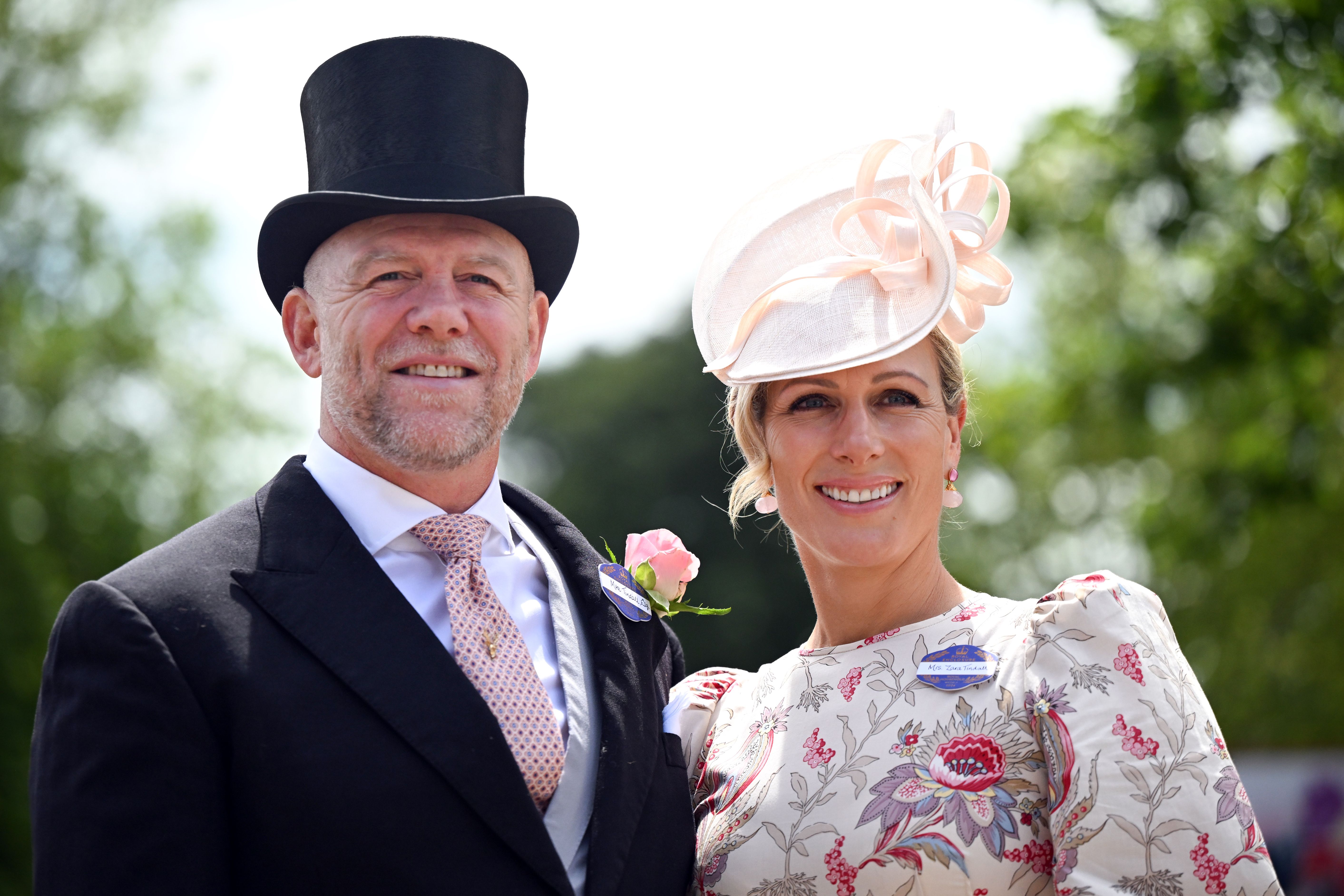 Майк посещает Royal Ascot со своей женой Зарой, дочерью принцессы Анны.