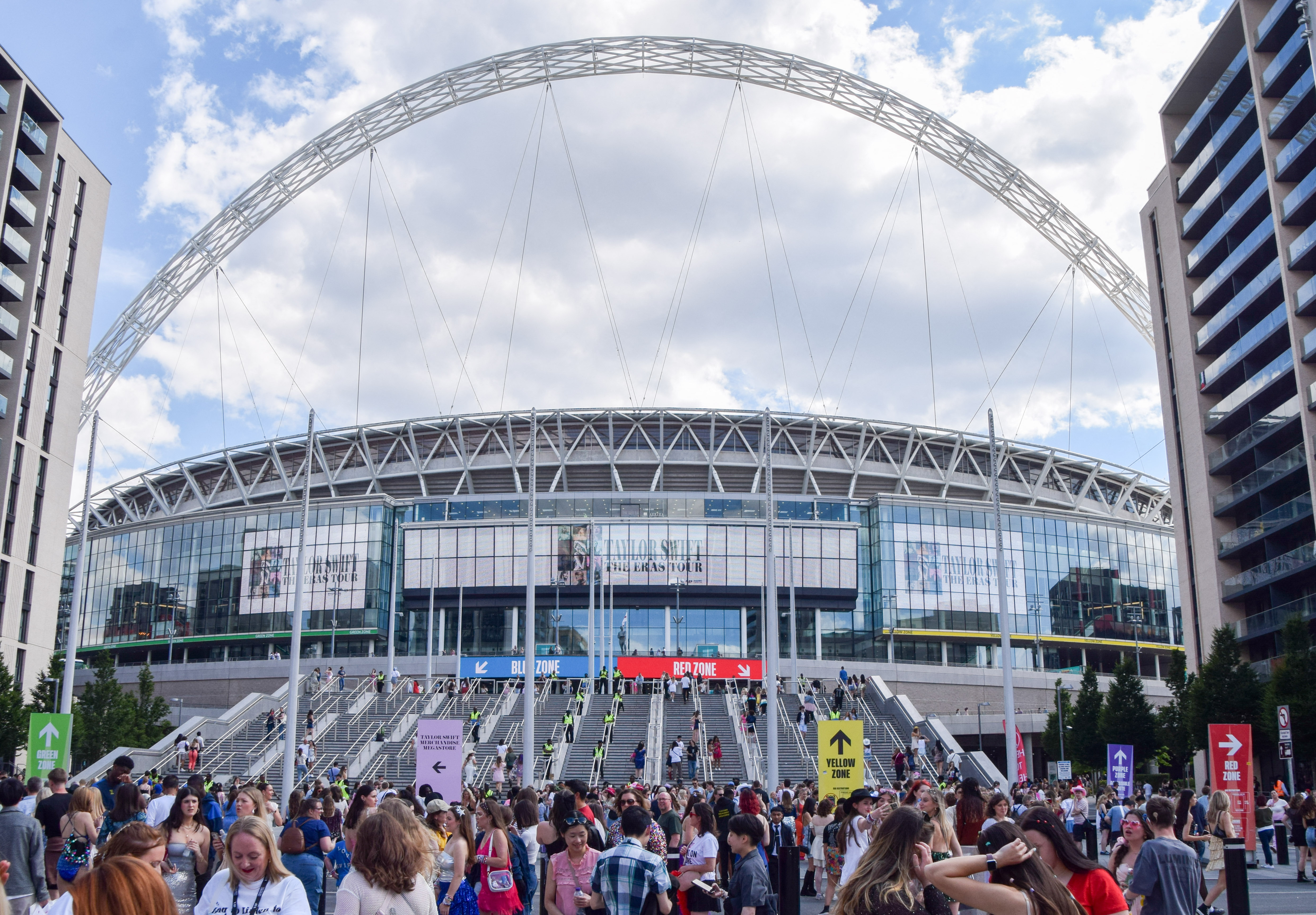 Фанаты на Wembley Way перед концертом