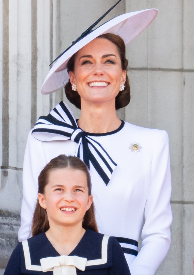 В этом году на параде Trooping the Colour Кейт добавила полоски к белому платью.