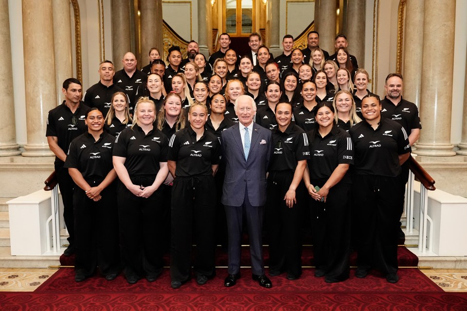 Чарльз с командой регбийного союза Black Ferns на парадной лестнице