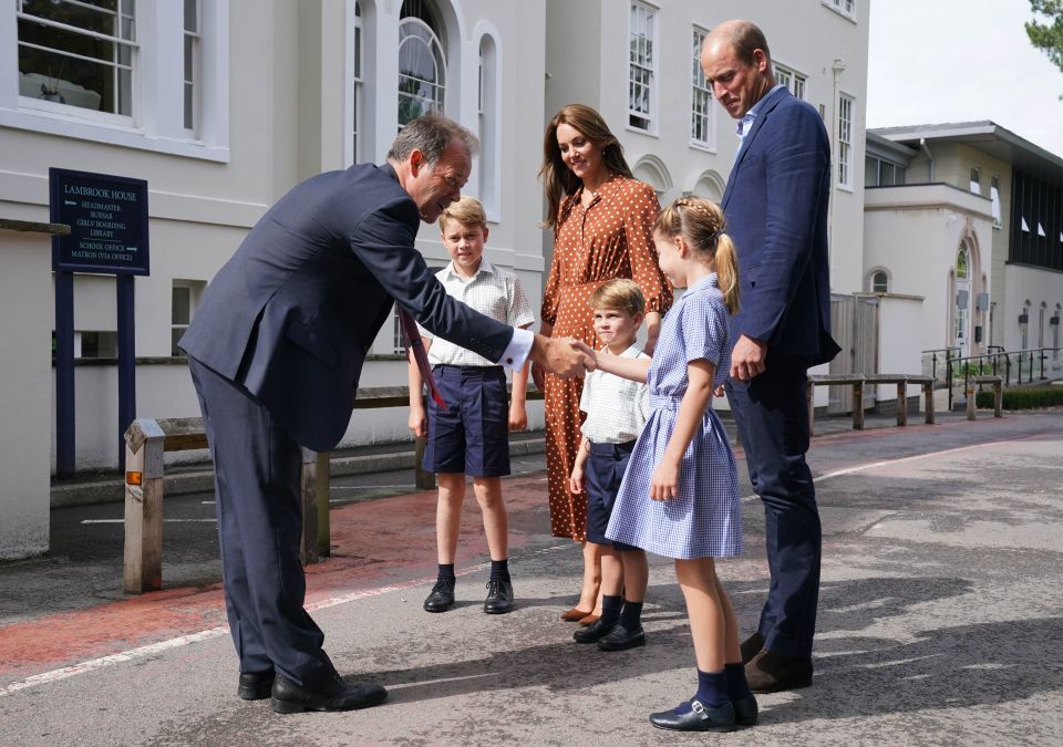 На этой неделе Джордж, Шарлотта и Луи возвращаются в школу Lambrook School, где стоимость обучения составляет 7000 фунтов стерлингов за семестр.