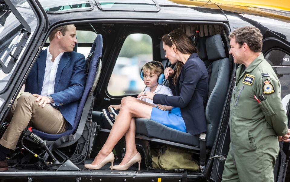 Уильям, Джордж и Кейт в вертолете на авиабазе RAF Fairford в 2016 году.