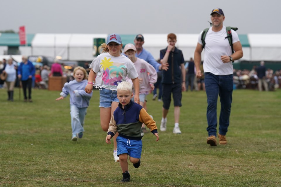 Майк с тремя детьми на соревнованиях Defender Burghley Horse Trials в сентябре, где участвовала Зара.